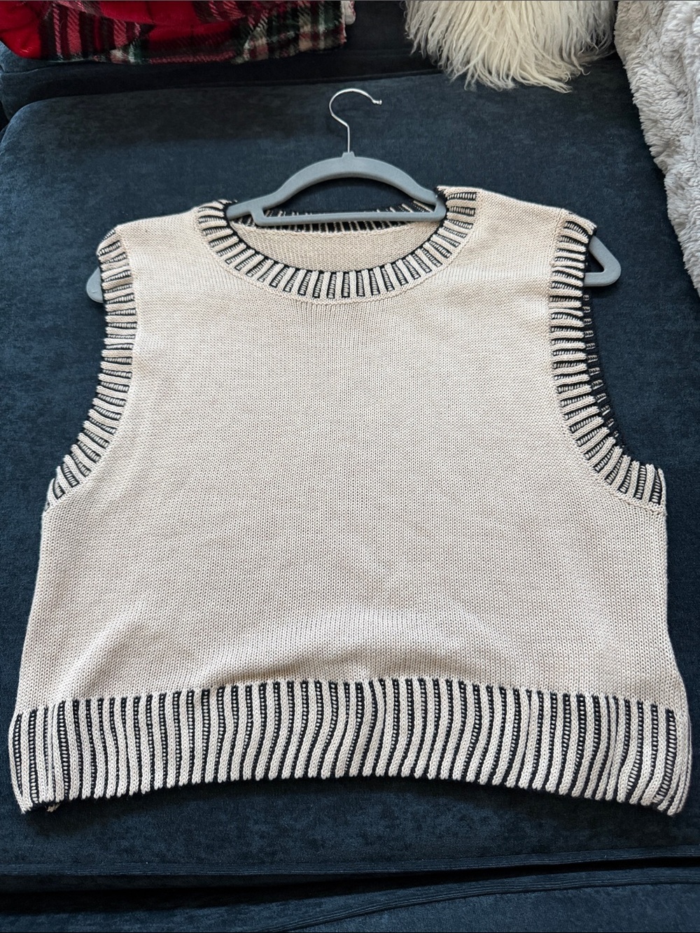 SHEIN Cream cropped Knit V-Neck Sleeveless Sweater Vest with Black Contrast